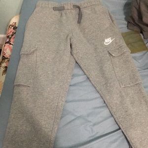 I’m selling very slightly warn Grey nike cargo youth small pants for just 35$